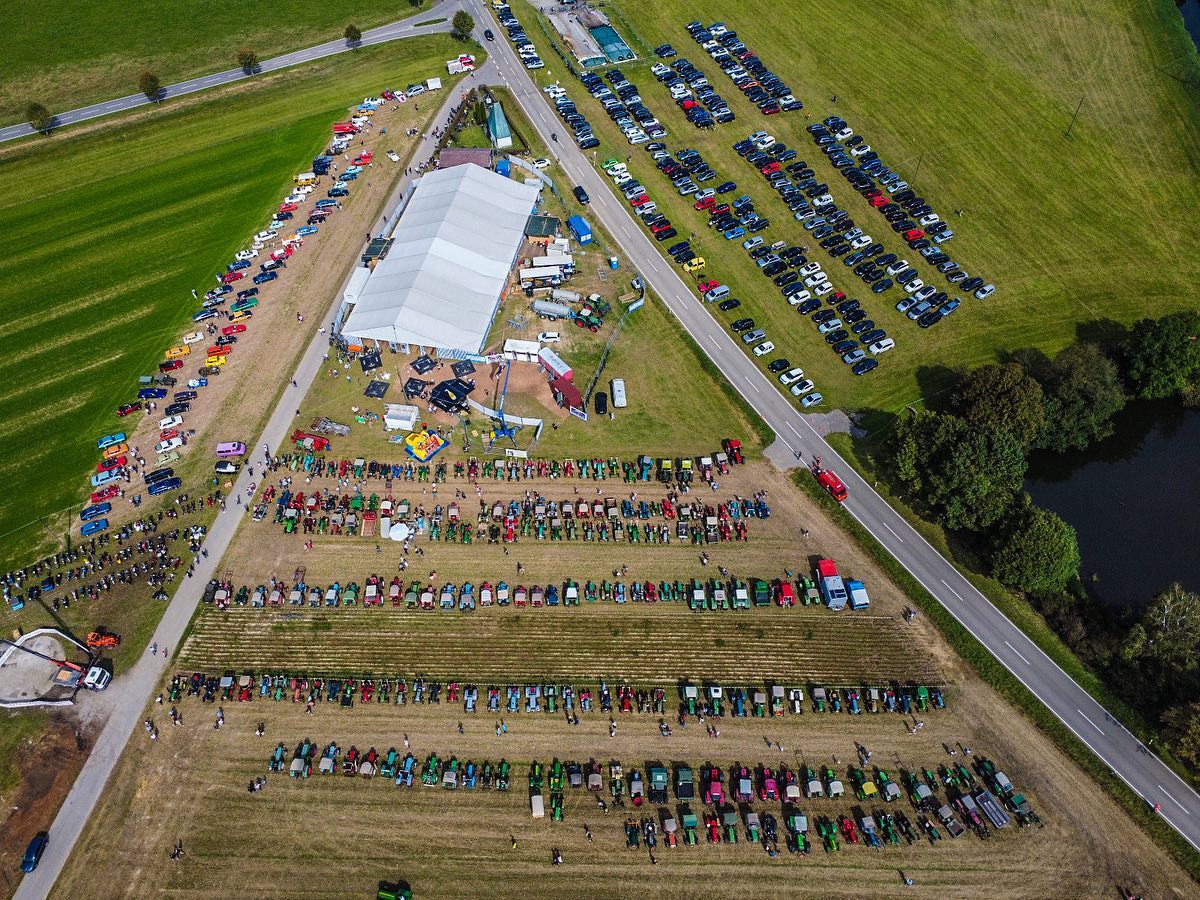 Hasberger Festtage mit Festzelt und Oldtimertreffen. Ohne Bassist wäre der Mittagstisch am Festsonntag kaum zu bewältigen gewesen